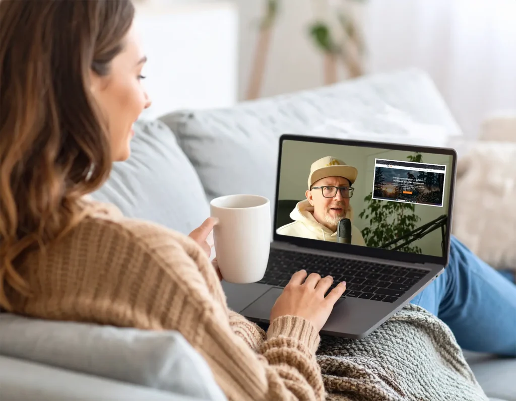 Nainen katsoo kurssivideota laptopilta.